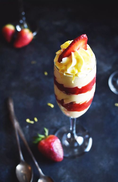 Low-Carb Lemon Mousse with Strawberries