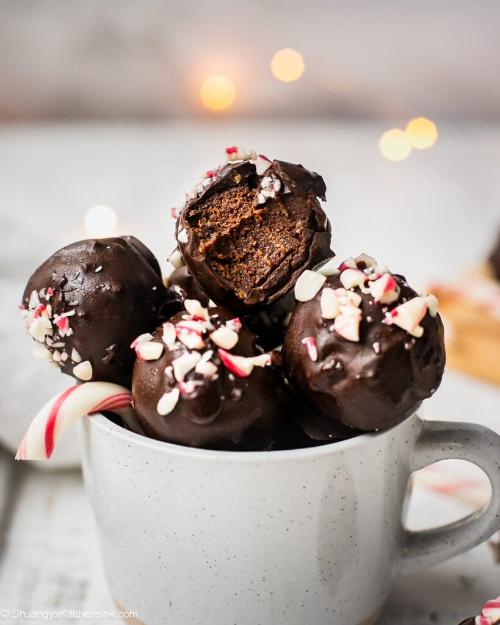 Low-Carb Chocolate Peppermint truffles