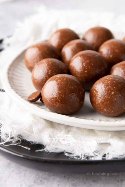4-Ingredient Hazelnut Chocolate Energy Balls