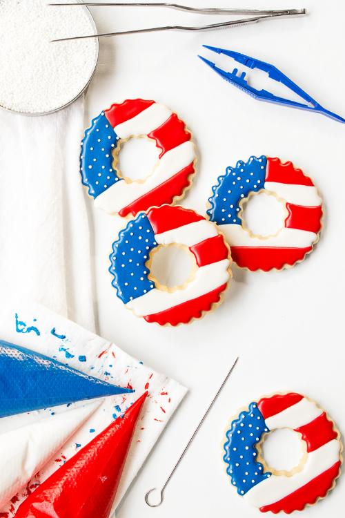 Simple Patriotic Wreath Cookies