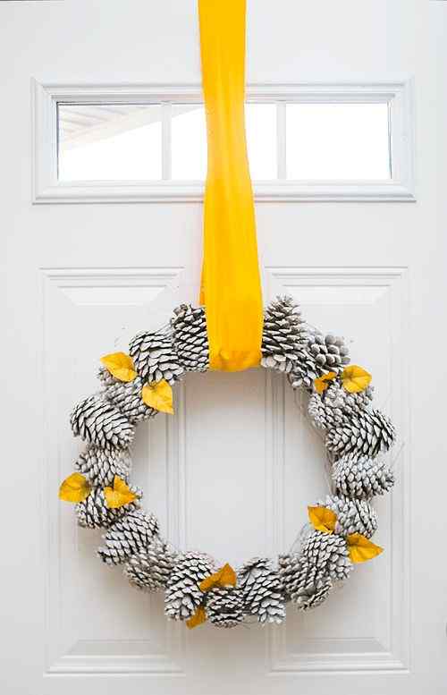 DIY Pine Cone Wreath With Leaves