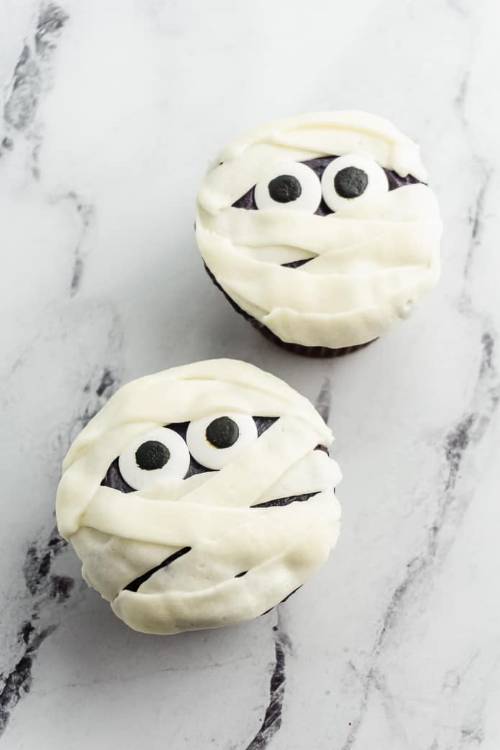 Easy Mummy Halloween Cupcakes
